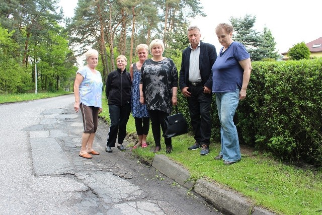 Rozalia Chlebowska (od lewej), Maria Rychłowska, Ala Filipek, Krystyna Wojtoń, Andrzej Wojtoń i Dorota Głuszek liczą, ze burmistrz Alwerni w końcu znajdzie pieniądze na położenie nowego asfaltu 