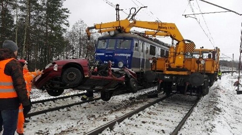 W południe drugim torem na miejsce podjechał techniczny...