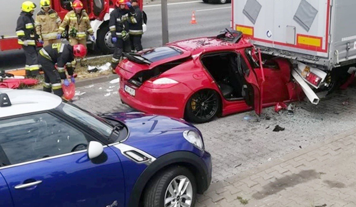 Fatalny wypadek na DK1 w Podwarpiu Porsche wjechało pod