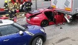 Fatalny wypadek na DK1 w Podwarpiu: Porsche wjechało pod TIRa na parkingu baru Grześ. Kierowca i pasażerka w ciężkim stanie są w szpitalu