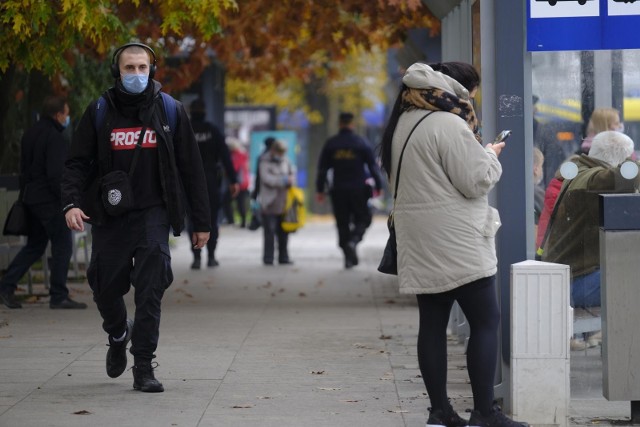 Obostrzenia od 26 kwietnia. Rząd, tak jak wcześniej zapowiadał, zdecydował się na wprowadzenie regionalizacji obostrzeń. Tam, gdzie sytuacja jest najlepsza, zdecydowano o poluzowaniu niektórych restrykcji. Co się zmieni w województwie kujawsko-pomorskim? Jakie są decyzje? Zobacz, co zostanie otwarte, a co nadal będzie zamknięte od 26 kwietnia w naszym regionie. Szczegóły prezentujemy na kolejnych stronach ---->