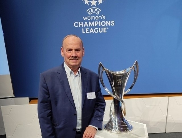 Janusz Matusiak, prezes  łódzkiego klubu, przy trofeum za wygranie Ligi Mistrzyń.