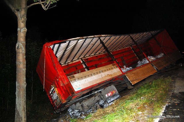 Czołowe zderzenie TIR-a z osobówkąCzołowe zderzenie TIR-a z osobówką