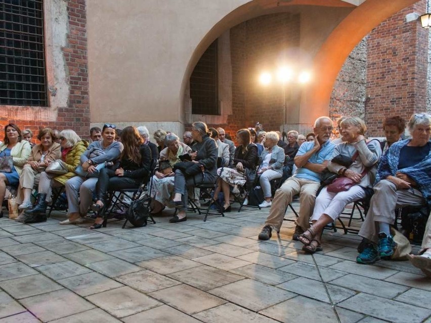 Wawel o Zmierzchu - światło i muzyka odmieniły zamkowy dziedziniec [ZDJĘCIA]