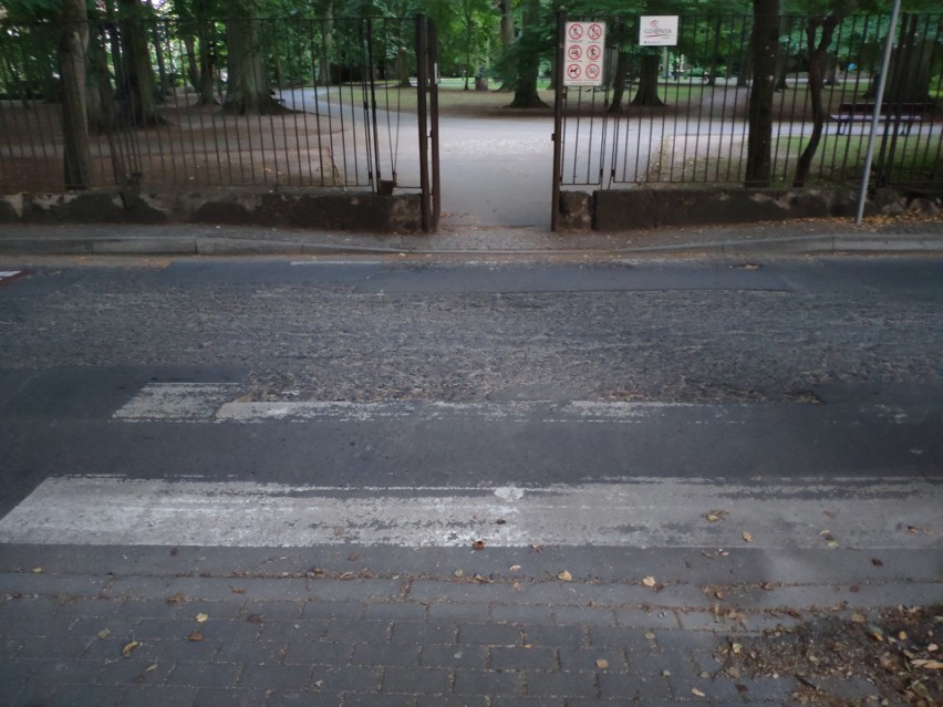 Gdańsk przyjazny osobom z niepełnosprawnościami? Fatalny stan chodnika i niebezpieczne przejście dla pieszych. FILM