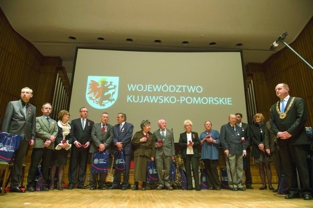 Podczas uroczystości Krzyż Oficerski OrderuOdrodzenia Polski otrzymała Wiesława Kiełpińska-Surdyka (trzecia z lewej)