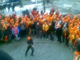 Jagiellonia Białystok: Kibice tańczą przy policji przed meczem