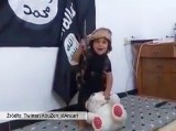 Mały dżihadysta wykonał egzekucję na misiu (wideo)