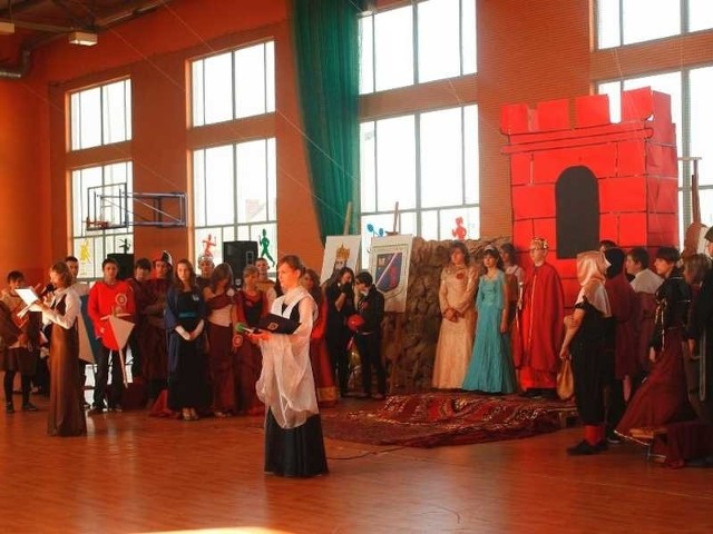 Dopracowane kostiumy i misternie wykonana scenografia były efektem mozolnej pracy uczniów pod kierunkiem Krystyny Lewandowskiej