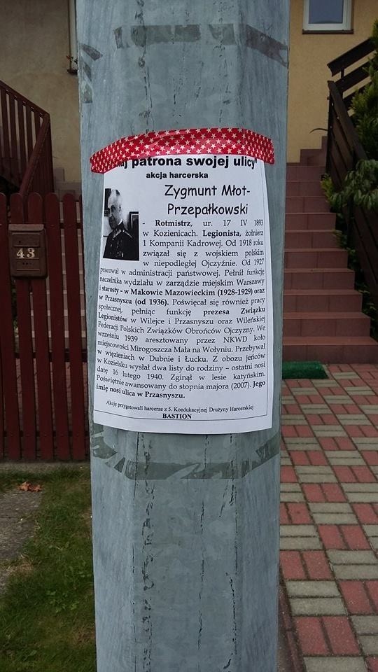 Przasnysz. Ciekawa akcja harcerzy. Opowiadają mieszkańcom o patronach ich ulic