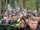 1 listopada łodzianie ruszyli na cmentarze. W środę od rana było tłoczno na nekropoliach i na... łódzkich ulicach ZDJĘCIA