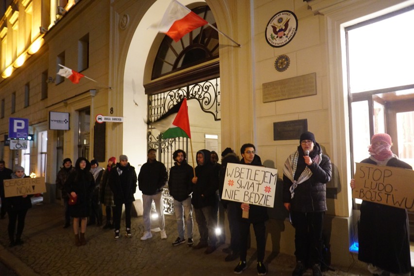 Protest odbył się przed siedzibą amerykańskiego konsulatu w...