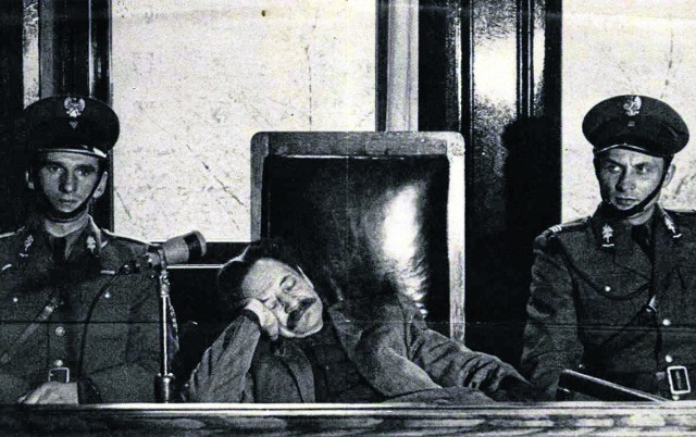 Erich Koch w czasie procesu, w którym skazano go na karę śmierci za zbrodnie na Polakach i Żydach
