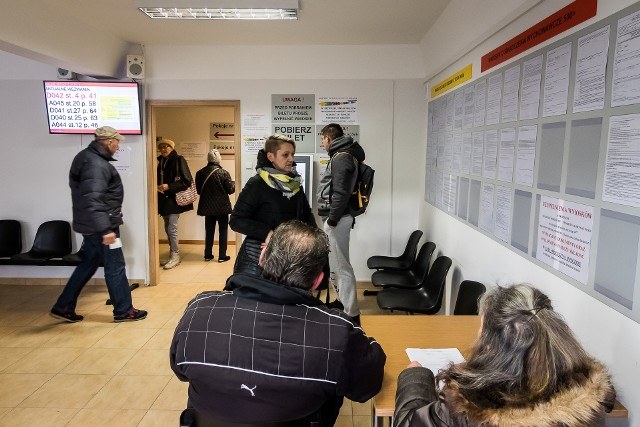 Wchodzisz i kolejki nie widać. Zaczyna się ona dalej - setki petentów i setki spraw załatwianych codziennie, dziesiątki urzędników - to wydział świadczeń.