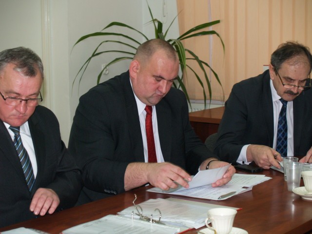 Wojciech Kozon (w środku) w nowej roli na sesji Rady Powiatu 30 grudnia