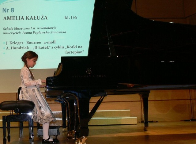 Koncertuje Amelia Kałuża ze Szkoły Muzycznej w Sobolowie.