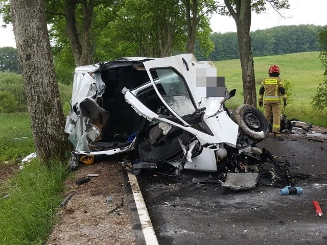 Niewiele zostało z dostawczego auta, które roztrzaskało się na drzewie przy drodze wojewódzkiej 171 między Barwicami a Czaplinkiem.