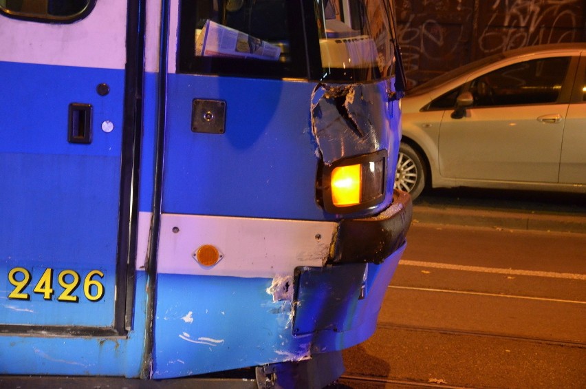 Wrocław: Wypadek na Sienkiewicza. Volkswagen zderzył się z tramwajem (ZDJĘCIA)