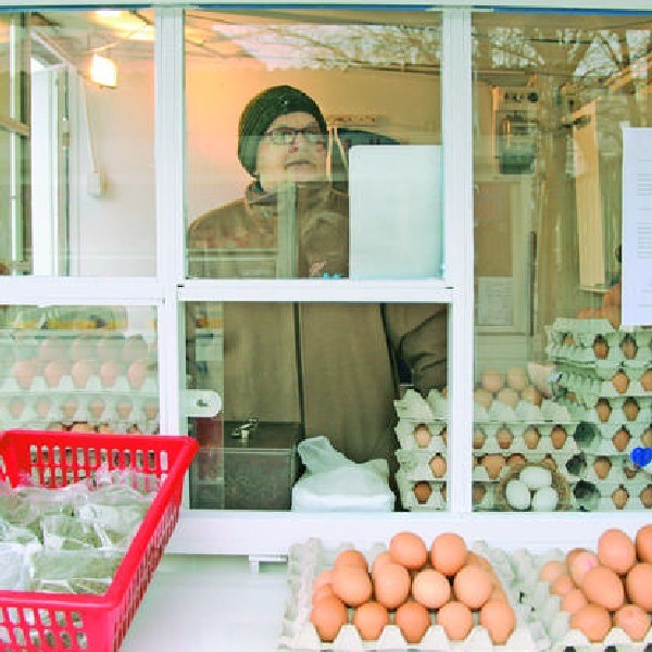 Lidia Krzemińska, która sprzedaje jajka na bydgoskich Bartodziejach, czeka na klientów. Przyznaje, że w styczniu jest mniej kupujących.