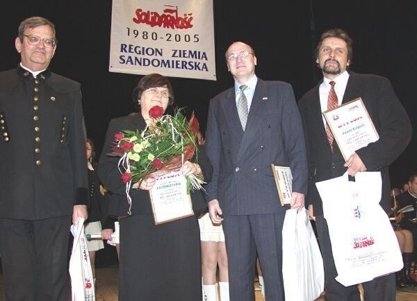 Nagrodzeni w konkursie "Mój sierpień 1980". Od lewej Marian...