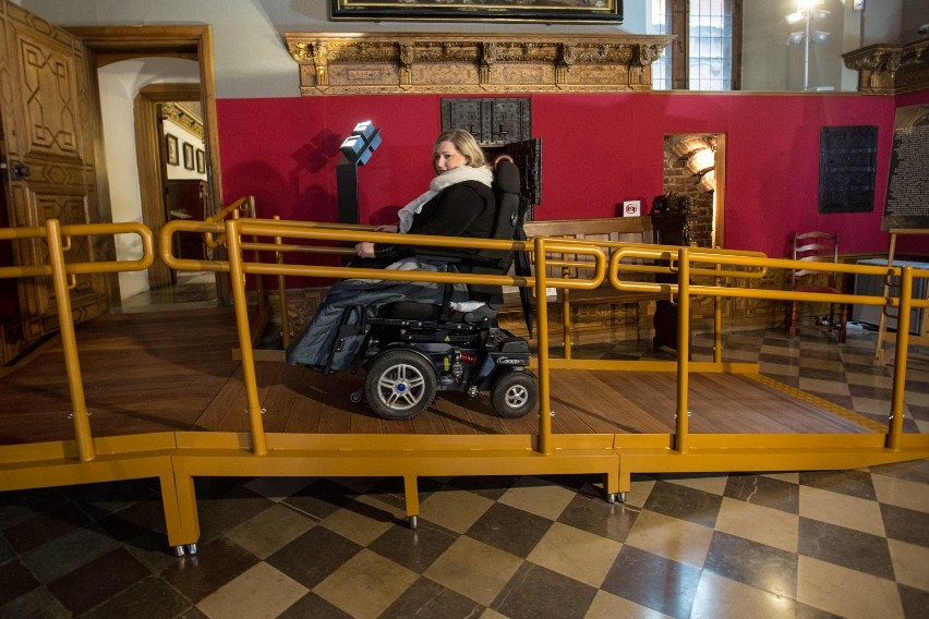 Zbudowali rampę dla niepełnosprawnych w Ratuszu Głównego Miasta w Gdańsku. Konstrukcja budzi kontrowersje [zdjęcia]