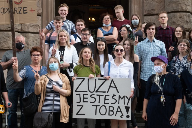 W trakcie trwania rozprawy przed sądem odbyła się pikieta osób wspierających oskarżone kobiety. Przejdź do kolejnego zdjęcia --->