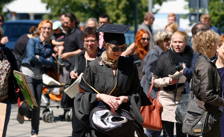 W południe w ramach akcji odbył się happening protestacyjny...