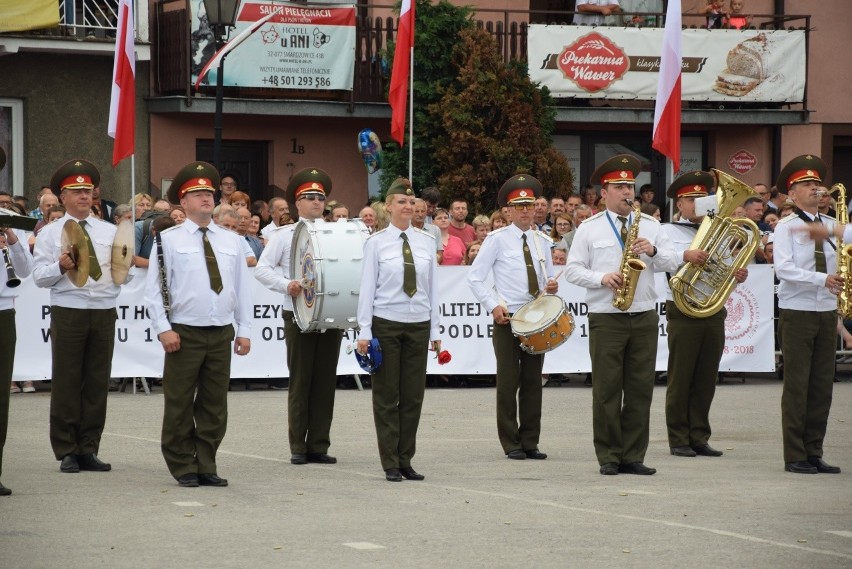 Parada i tańce instrumentalistów w Skale. Festiwal Orkiestr Wojskowych i Dętych