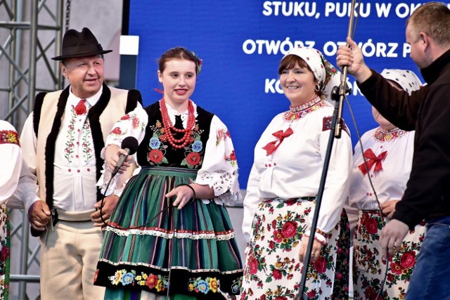 Tegoroczny Międzynarodowy Festiwal Folkloru Oblicza Tradycji – Zielona Góra 2020 przez pandemię odbywa się w innym kształcie. Od 17 do 20 września 2020 r. organizatorzy z Regionalnego Centrum Animacji Kultury w Zielonej Górze zapraszają na festiwalowe wydarzenia na pl. Teatralnym oraz na Kaczy Dół. A tam telebimy z prezentacją zespołów z kraju i zza granicy, występy na żywo, Folkojarmark, warsztaty, animacje i konkursy. Transmisje z wydarzeń można śledzić online na YouTube. Publiczność głosuje na zespoły SMS-ami. W niedzielę, 20 września 2020 r. na pl. Teatralnym o godz. 16.00 rozpocznie się trzygodzinna Gala Tradycji. Zostaną ogłoszone wyniki konkursów, zatańczy gospodarz festiwalu – Lubuski Zespół Pieśni i Tańca. Festiwal Oblicza Tradycji 2018 w skansenie w Ochli