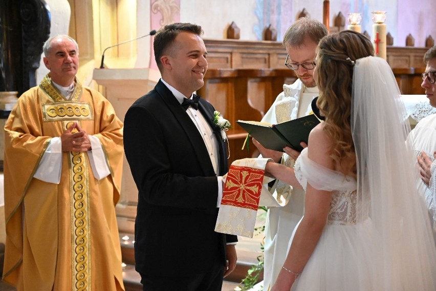 Piękny ślub prezydenta Starachowic Marka Materka z Magdaleną Chojnacką. Uroczystość w klasztorze w Wąchocku zachwyciła (ZDJĘCIA)