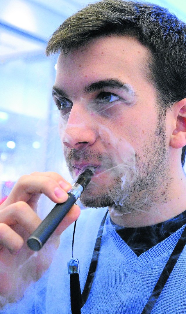 UE chce zabronić palenia e-papierosów w miejscach publicznych. U nas tego typu zakazy wciąż są rzadkością