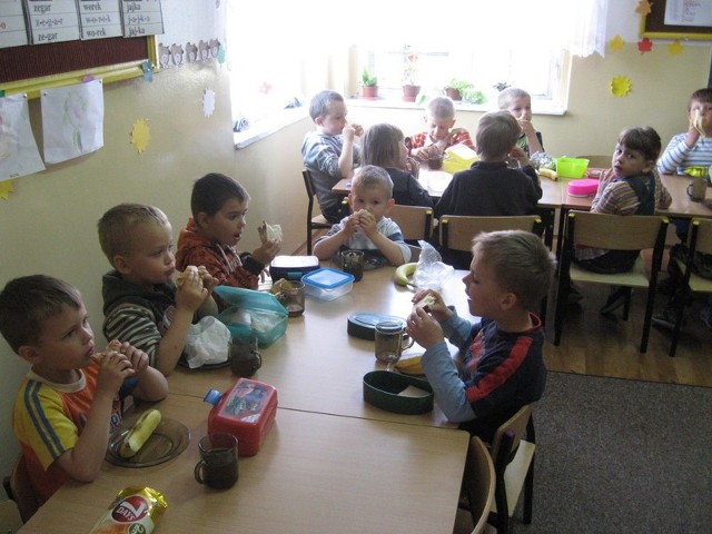 W Przedszkolu w Bledzewie sale są zbyt ciasne. Nie ma też kuchni, więc dzieci muszą przynosić posiłki z domu