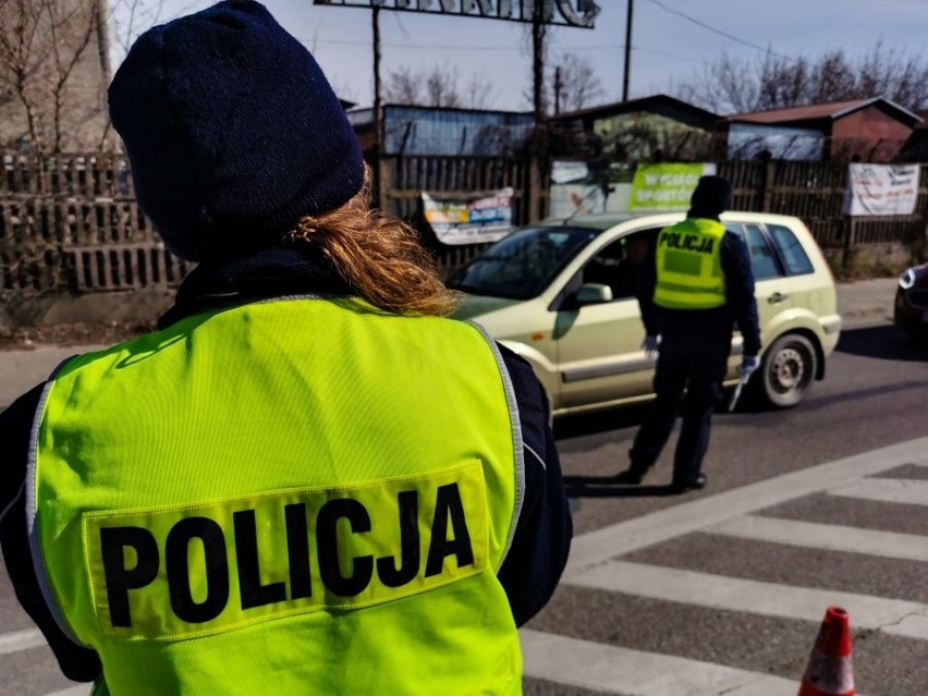 Białystok. Wzmożone patrole policji na ulicach i drogach. Funkcjonariusze sprawdzają, czy ludzie stosują się do zaleceń [ZDJĘCIA]