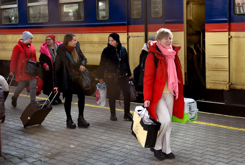 Ukraińcy uciekają ze swojego kraju. Zobacz nowe zdjęcia z dworca PKP w Przemyślu - miejsca przerzutu cudzoziemców w głąb kraju