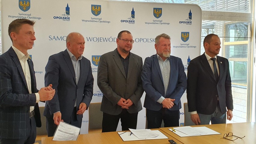 Podpisanie umowy na remont DW 487 na odcinku Uszyce -...