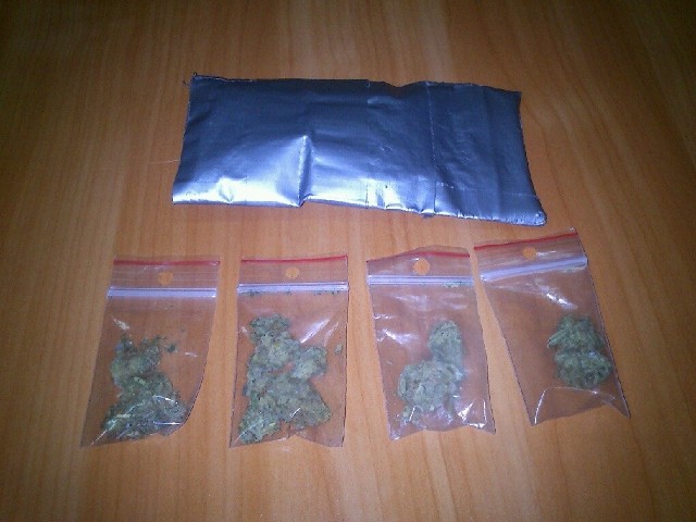 Policjanci znaleźli woreczki z zawartością marihuany.