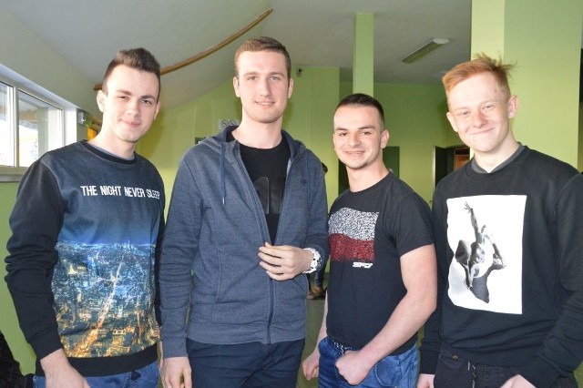Od lewej: Michał Jażdżewski, Karol Sikorski, Kacper Hulek i Mateusz Perszewski z ZSP nr 1 przyszli na targi, bo uważają, że to ciekawa opcja dowiedzenia się o możliwościach dalszego kształcenia