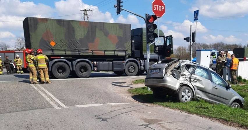 Wypadek na krajowej "pięćdziesiątce" w gminie Pniewy. Osobówka uderzyła w kolumnę wojskową