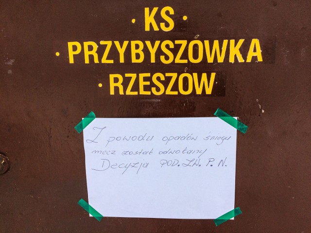 W dobie internetu i komórek na wielu stadionach i tak nie zapomniano o tradycji