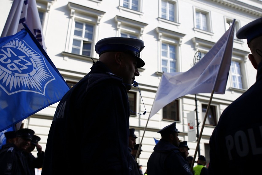 Protest policjantów w Warszawie. Mundurowi domagają się...