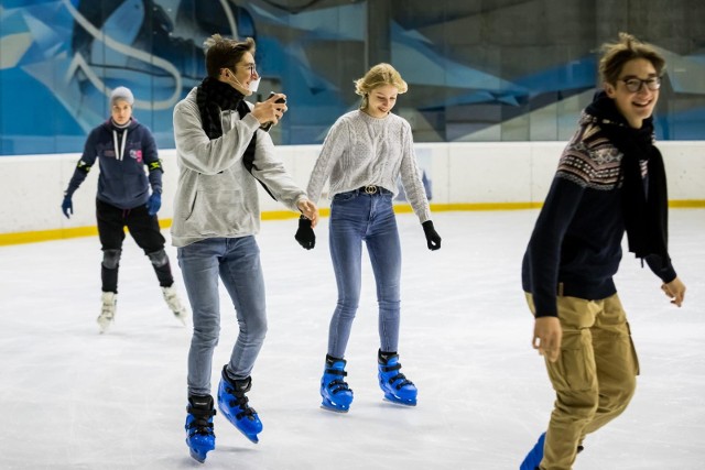 Bydgoskie lodowiska są czynne, zapraszają także w weekend. Torbydw sobotę zaprasza na taflę w godzinach: 13.00-14.30; 15.00-16.30; 17.00-18.30; 19.00-20.30; 21.00-22.00. Natomiast w niedzielę lodowisko dostępne ma być: 11.00-12.30; 13.00-14.30; 15.00-16.30; 17.00-18.30; 19.00-20.30; 21.00-22.00. Warto zaglądać na grafik TUTAJ, by upewnić się, czy nie pojawiły się rezerwacje tafli. Bilety wstępu: normalny 10 zł za pierwszą godzinę, a ulgowy - 6 zł. Dopłata za każde rozpoczęte 5 minut powyżej limitu czasowego to 1 zł. Wypożyczenie łyżew 8 zł, ostrzenie - 10 zł.Na łyżwy można się także wybrać do Fordonu - kryte lodowisko pod balonem przy ul. T. Golloba czynne jest od listopada. W soboty godziny wejścia na lód: 9.00, 10.00, 11.30, 13.00, 14.30, 16.00, 17.30, 19.00, 20.30, a w niedziele: 10.00, 11.30, 13.00, 14.30, 16.00, 17.30, 19.00. Ślizgawka trwa 60 minut. Bilet ulgowy w weekend i święta kosztuje 3 zł, normalny 5 zł, wejście na widownię 1 zł. Na miejscu jest także wypożyczalnia łyżew - dla dorosłych opłata 8 zł/h; studenci, młodzież i dzieci - 5 zł/h; kask ochronny - 5 zł/h, niedźwiadek do nauki jazdy - 10 zł/h; ostrzenie łyżew - 10 zł.