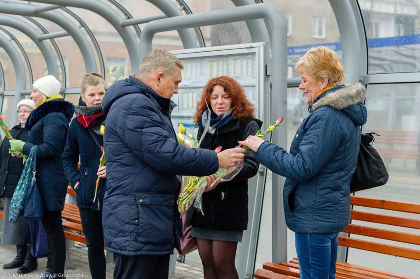 Białostoczanki w dniu swojego święta otrzymały życzenia i...