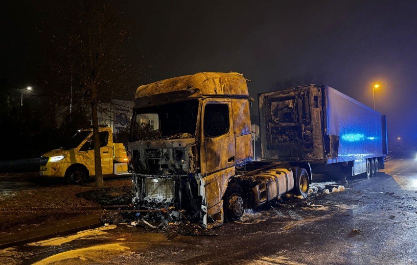 W nocy na wjeździe do Torunia spłonęła ciężarówka.