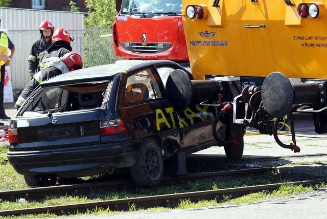 Jadąca z prędkością 20 kilometrów na godz. drezyna mocno poturbowała opla. Rozpędzony pociąg potrafi roznieść auto na kawałki. Podróżujące nim osoby nie mają wielkich szans na przeżycie