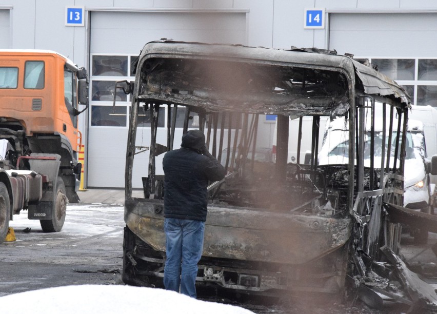 Duży pożar przy Żmigrodzkiej. Spłonęły dwa autobusy i siedem pojazdów dostawczych