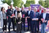 Posłowie Nowej Lewicy na Targowisku Miejskim w Inowrocławiu apelowali do mieszkańców o udział w jesiennych wyborach 