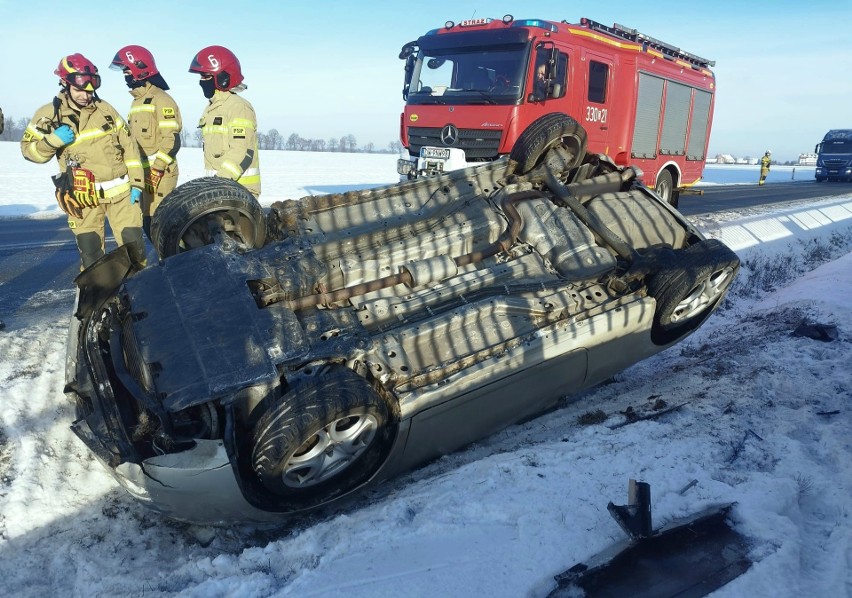 Wypadek pod Wrocławiem. Samochód dachował w przydrożnym rowie. Kierowca i pasażerowie odjechali z miejsca zdarzenia