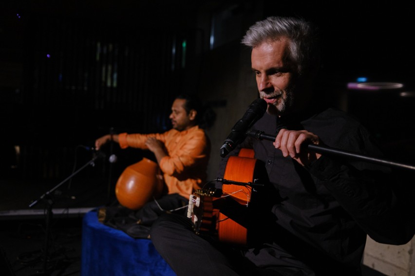 Indyjski mistrz instrumentów perkusyjnych i wirtuoz gitary flamenco w Rzeszowskich Piwnicach [ZDJĘCIA]