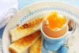 Ile gotować jajko na miękko? To nie takie proste! Sprawdź przepis i dowiedz się, jak idealnie ugotować jajka na miękko