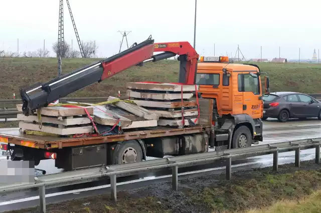 28.02.2024 r. Na wysokości węzła Kostomłoty na jezdnię autostrady A4 z ciężarówki spadły płyty betonowe.